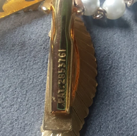 Gold Toned Simulated Pearl Vintage Mid Century Style Scarf or Sweater Clip - Picture 11 of 16